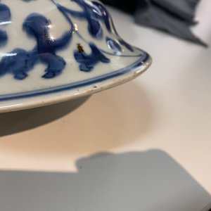 Une paire de vases couverts en porcelaine de Chine en bleu et blanc à décor de rinceaux de pivoines, Kangxi — photo 14