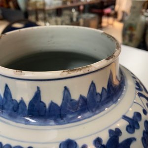 Une paire de vases couverts en porcelaine de Chine en bleu et blanc à décor de rinceaux de pivoines, Kangxi — photo 18