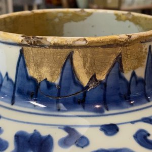Une paire de vases couverts en porcelaine de Chine en bleu et blanc à décor de rinceaux de pivoines, Kangxi — photo 20