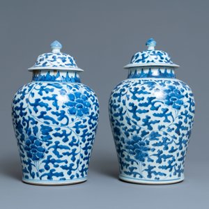 Une paire de vases couverts en porcelaine de Chine en bleu et blanc à décor de rinceaux de pivoines, Kangxi — photo 2