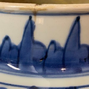 Une paire de vases couverts en porcelaine de Chine en bleu et blanc à décor de rinceaux de pivoines, Kangxi — photo 22