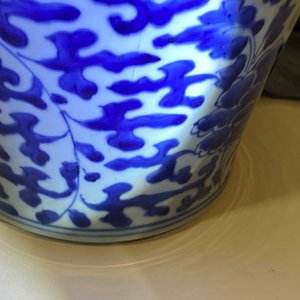 Une paire de vases couverts en porcelaine de Chine en bleu et blanc à décor de rinceaux de pivoines, Kangxi — photo 24