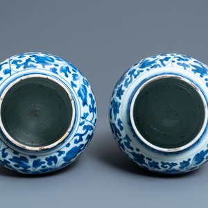 Une paire de vases couverts en porcelaine de Chine en bleu et blanc à décor de rinceaux de pivoines, Kangxi — photo 5