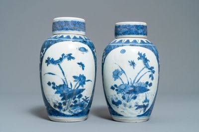 Une paire de vases couverts en porcelaine de Chine en bleu et blanc à décor floral, épave du Hatcher cargo, époque Transition