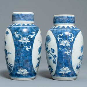 Une paire de vases couverts en porcelaine de Chine en bleu et blanc à décor floral, épave du Hatcher cargo, époque Transition — photo 2