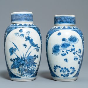 Une paire de vases couverts en porcelaine de Chine en bleu et blanc à décor floral, épave du Hatcher cargo, époque Transition — photo 3