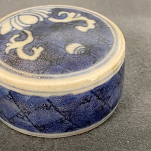 Une paire de vases couverts en porcelaine de Chine en bleu et blanc à décor floral, épave du Hatcher cargo, époque Transition — photo 7