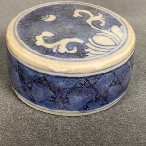 Une paire de vases couverts en porcelaine de Chine en bleu et blanc à décor floral, épave du Hatcher cargo, époque Transition — photo 9