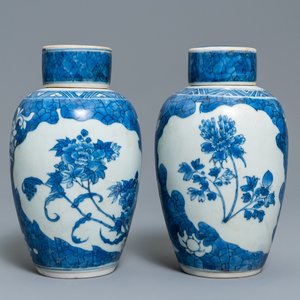 Une paire de vases couverts en porcelaine de Chine en bleu et blanc à décor floral, épave du Hatcher cargo, époque Transition — photo 1