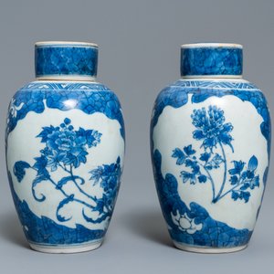 Une paire de vases couverts en porcelaine de Chine en bleu et blanc à décor floral, épave du Hatcher cargo, époque Transition — photo 2