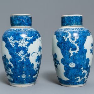 Une paire de vases couverts en porcelaine de Chine en bleu et blanc à décor floral, épave du Hatcher cargo, époque Transition — photo 3