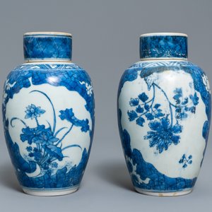 Une paire de vases couverts en porcelaine de Chine en bleu et blanc à décor floral, épave du Hatcher cargo, époque Transition — photo 4