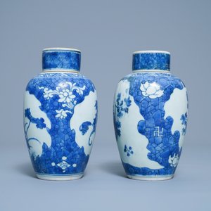 Une paire de vases couverts en porcelaine de Chine en bleu et blanc à décor floral, épave du Hatcher cargo, époque Transition — photo 2