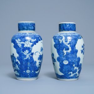 Une paire de vases couverts en porcelaine de Chine en bleu et blanc à décor floral, épave du Hatcher cargo, époque Transition — photo 4
