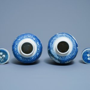 Une paire de vases couverts en porcelaine de Chine en bleu et blanc à décor floral, épave du Hatcher cargo, époque Transition — photo 5