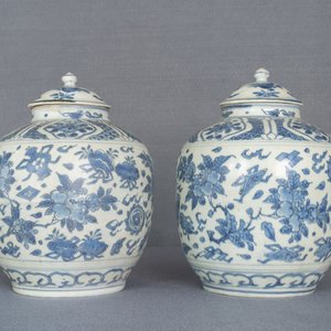 Une paire de vases couverts en porcelaine de Chine en bleu et blanc à décor floral, épave du Hatcher cargo, époque Transition — photo 11