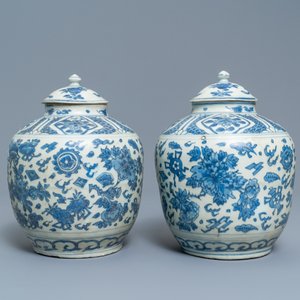 Une paire de vases couverts en porcelaine de Chine en bleu et blanc à décor floral, épave du Hatcher cargo, époque Transition — photo 3
