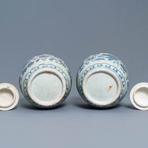 Une paire de vases couverts en porcelaine de Chine en bleu et blanc à décor floral, épave du Hatcher cargo, époque Transition — photo 6