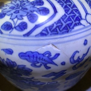 Une paire de vases couverts en porcelaine de Chine en bleu et blanc à décor floral, épave du Hatcher cargo, époque Transition — photo 7