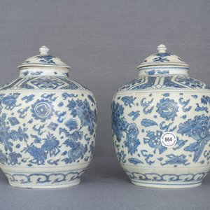 Une paire de vases couverts en porcelaine de Chine en bleu et blanc à décor floral, épave du Hatcher cargo, époque Transition — photo 10