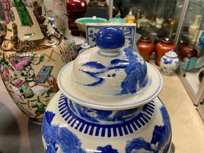 Une paire de vases couverts en porcelaine de Chine en bleu et blanc et une paire de vases dit 'de Nankin', 19ème — photo 2