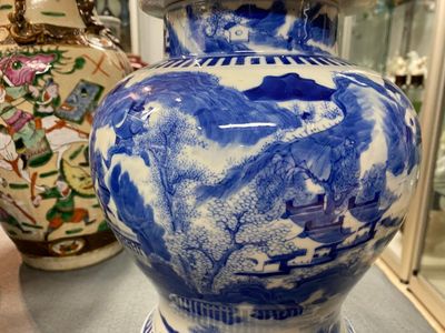 Une paire de vases couverts en porcelaine de Chine en bleu et blanc et une paire de vases dit 'de Nankin', 19ème — photo 3