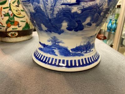 Une paire de vases couverts en porcelaine de Chine en bleu et blanc et une paire de vases dit 'de Nankin', 19ème — photo 4