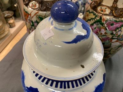 Une paire de vases couverts en porcelaine de Chine en bleu et blanc et une paire de vases dit 'de Nankin', 19ème — photo 6