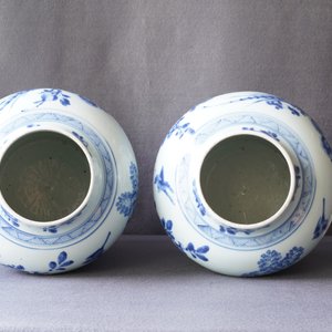 Une paire de vases couverts en porcelaine de Chine en bleu et blanc, Kangxi — photo 19