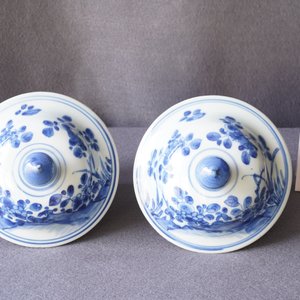 Une paire de vases couverts en porcelaine de Chine en bleu et blanc, Kangxi — photo 21