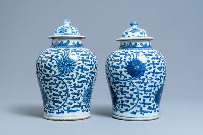 Une paire de vases couverts en porcelaine de Chine en bleu et blanc, Kangxi