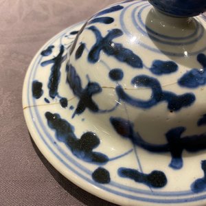 Une paire de vases couverts en porcelaine de Chine en bleu et blanc, Kangxi — photo 12