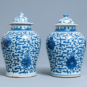 Une paire de vases couverts en porcelaine de Chine en bleu et blanc, Kangxi — photo 2