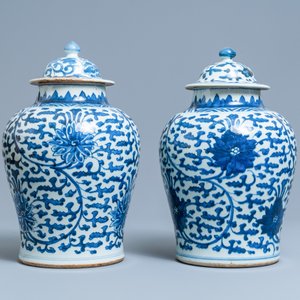 Une paire de vases couverts en porcelaine de Chine en bleu et blanc, Kangxi — photo 4