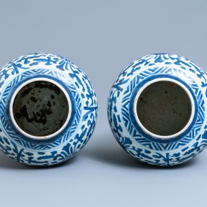 Une paire de vases couverts en porcelaine de Chine en bleu et blanc, Kangxi — photo 5