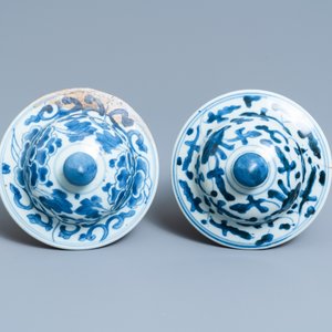 Une paire de vases couverts en porcelaine de Chine en bleu et blanc, Kangxi — photo 7