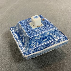 Une paire de vases couverts en porcelaine de Chine en bleu et blanc, Kangxi — photo 15
