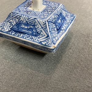 Une paire de vases couverts en porcelaine de Chine en bleu et blanc, Kangxi — photo 19