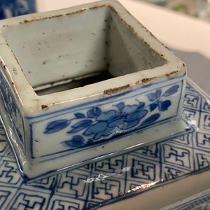 Une paire de vases couverts en porcelaine de Chine en bleu et blanc, Kangxi — photo 23