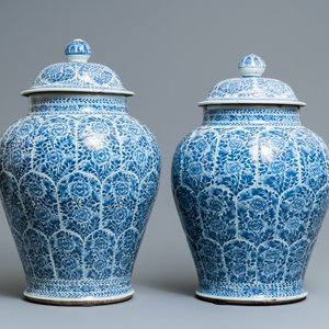 Une paire de vases couverts en porcelaine de Chine en bleu et blanc, Kangxi — photo 1