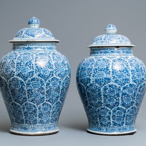 Une paire de vases couverts en porcelaine de Chine en bleu et blanc, Kangxi — photo 2