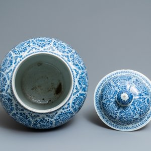 Une paire de vases couverts en porcelaine de Chine en bleu et blanc, Kangxi — photo 5