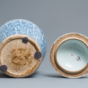 Une paire de vases couverts en porcelaine de Chine en bleu et blanc, Kangxi — photo 6