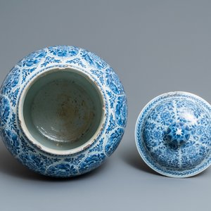 Une paire de vases couverts en porcelaine de Chine en bleu et blanc, Kangxi — photo 7