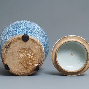Une paire de vases couverts en porcelaine de Chine en bleu et blanc, Kangxi — photo 8