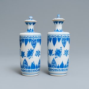Une paire de vases couverts en porcelaine de Chine en bleu et blanc, Kangxi — photo 2