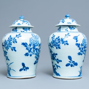 Une paire de vases couverts en porcelaine de Chine en bleu et blanc, Kangxi — photo 3