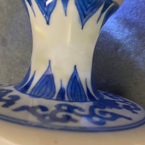 Une paire de vases couverts en porcelaine de Chine en bleu et blanc, Kangxi — photo 13