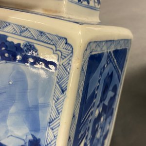 Une paire de vases couverts en porcelaine de Chine en bleu et blanc, Kangxi — photo 20