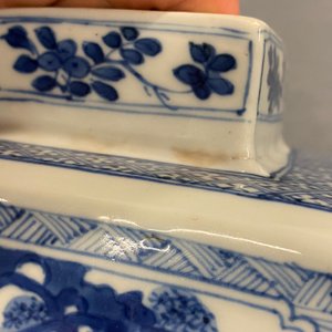 Une paire de vases couverts en porcelaine de Chine en bleu et blanc, Kangxi — photo 21